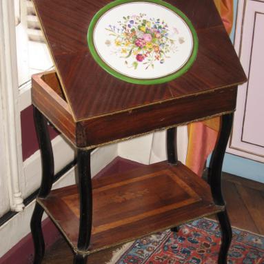 Incrustation de plaque de porcelaine sur table à ouvrage XIXème