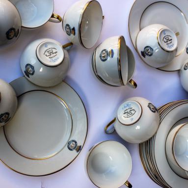 Monogramme, réassortiment d'un service ancien