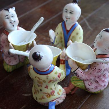 Paires de salerons chinois sur une porcelaine Chastagner